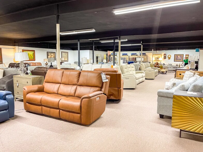More Photos Of 6545 Airline Hwy, Baton Rouge Showroom For Lease