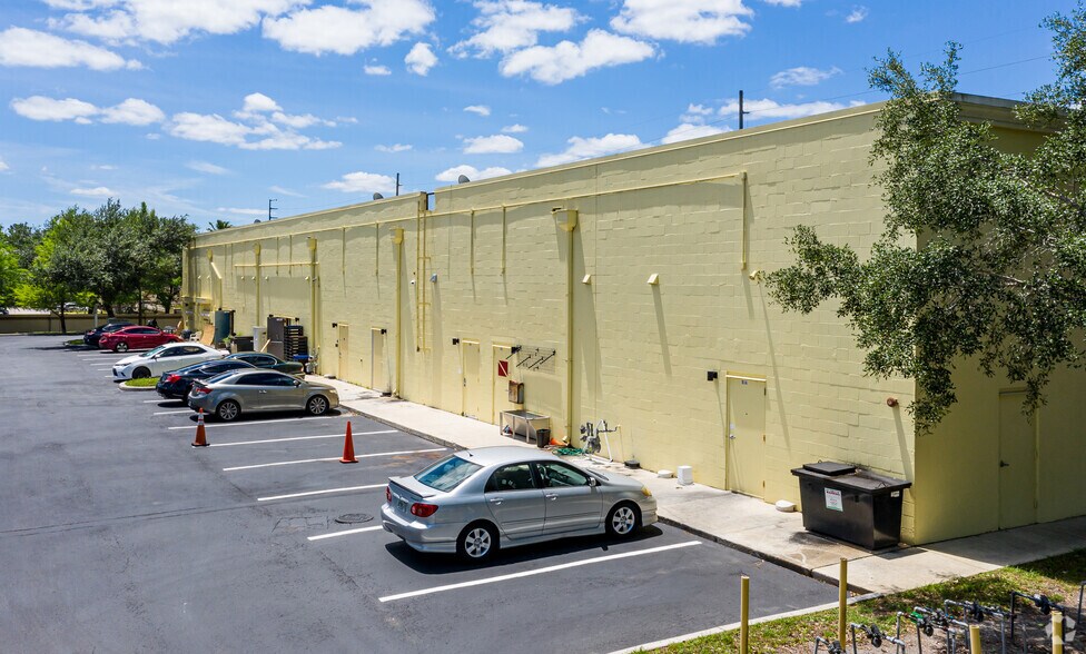 More Photos Of 3050 Alafaya Trl, Oviedo Freestanding For Lease