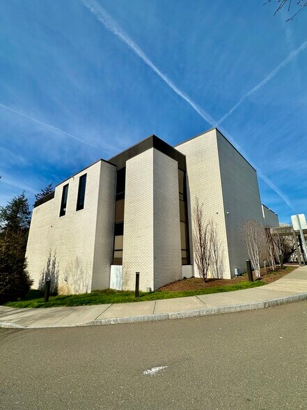 More Photos Of 4 Dearfield Dr, Greenwich Medical For Lease