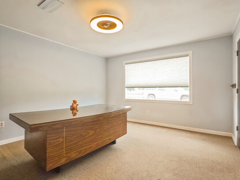 More Photos Of 401 S Ranchwood Blvd, Yukon Flex For Sale