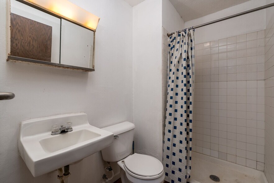 More Photos Of 3200 S Maple Ave, Slayton Apartments For Sale