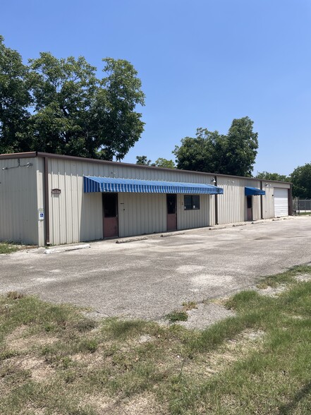 Primary Photo Of 101 Ermel, Seguin Warehouse For Lease