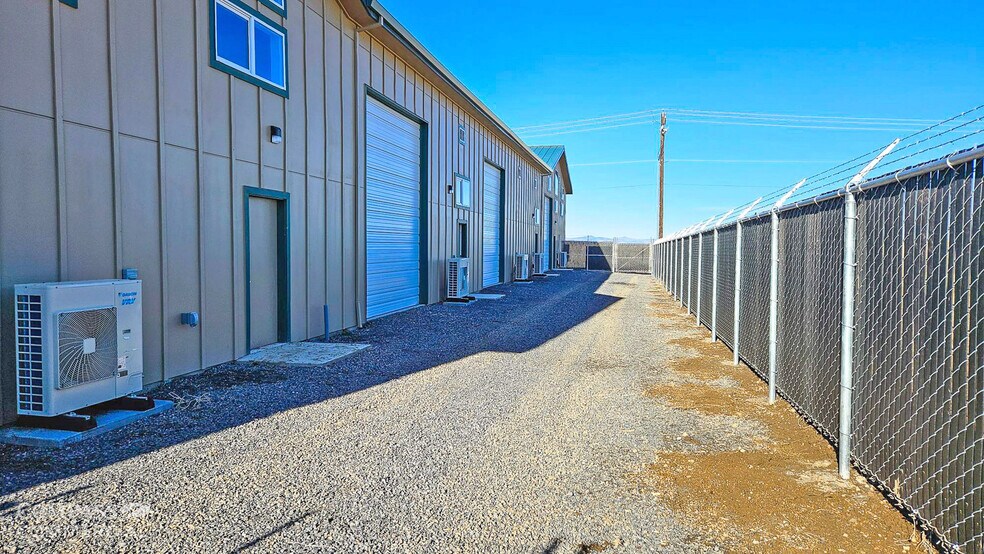 More Photos Of 35 Cherry Ln, Madras Warehouse For Lease