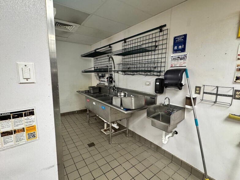 More Photos Of 227 E McGalliard Rd, Muncie Fast Food For Lease