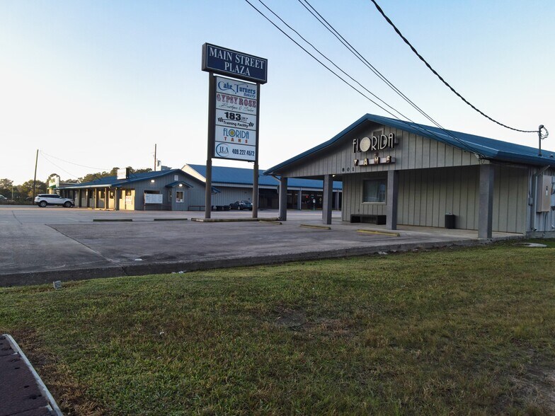 More Photos Of 727-801 N Main St, Lumberton General Retail For Lease