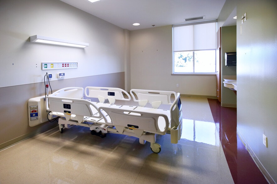 More Photos Of 1905 Doctors Hospital Dr, Bridgeport Healthcare For Sale