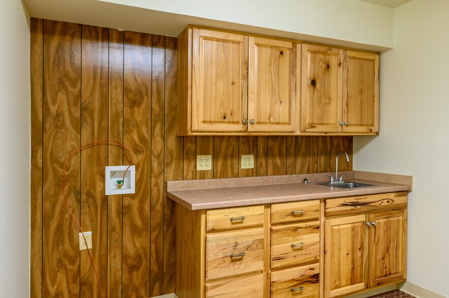 More Photos Of 714 W Chestnut St, Denison Storefront Retail Office For Lease