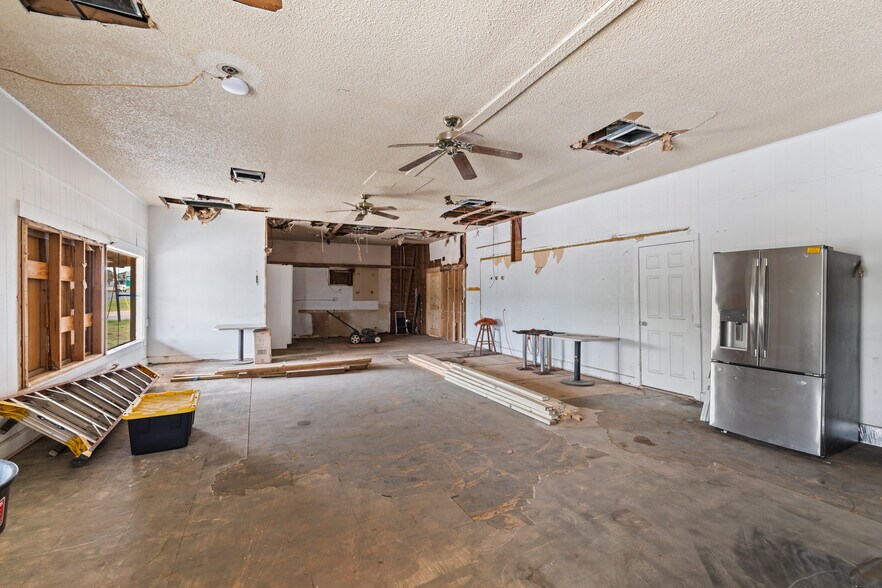 More Photos Of 201 N US Highway 281, Johnson City Flex For Sale