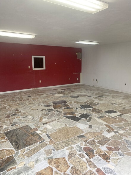 More Photos Of 553 Capital Cir SW, Tallahassee Warehouse For Lease
