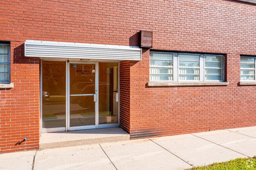 More Photos Of 1616 W Glenlake Ave, Chicago Light Distribution For Sale