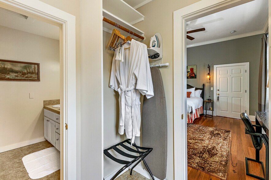 More Photos Of 240 E California St, Jacksonville Hotel For Sale