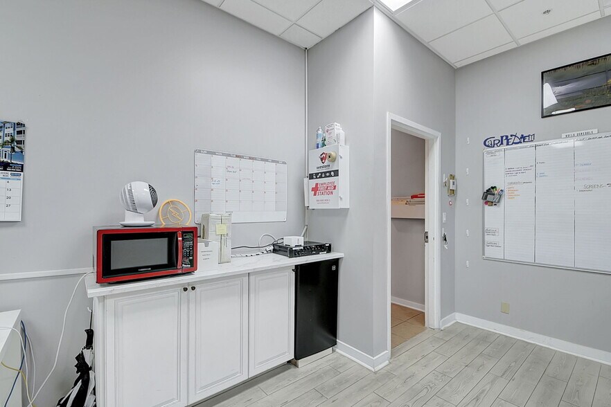 More Photos Of 7150 Seacrest Blvd, Lantana Showroom For Sale