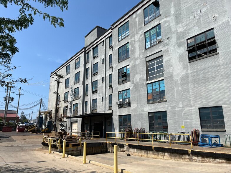 More Photos Of 300 S Center St, Springfield Manufacturing For Sale