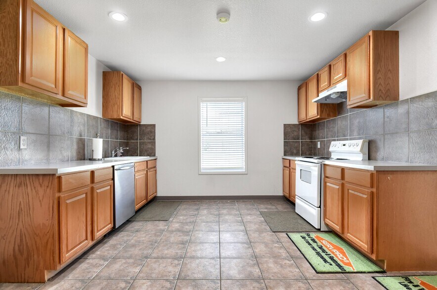 More Photos Of 1877 Witt Rd, Frisco Warehouse For Sale