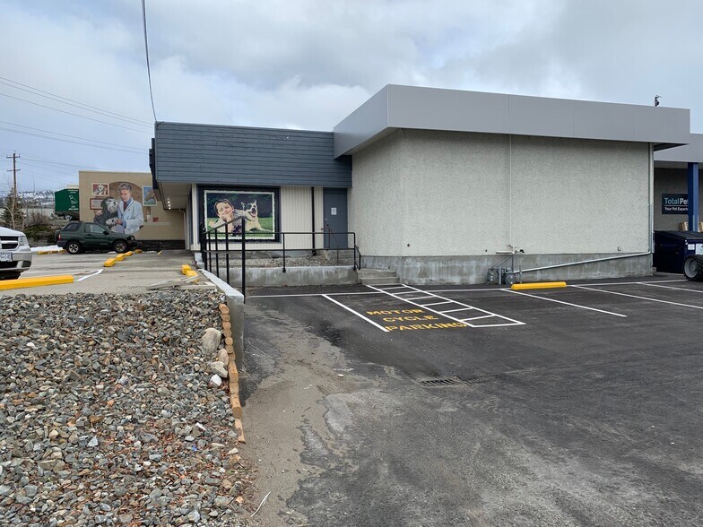 More Photos Of 1840 Government St, Penticton Service For Lease
