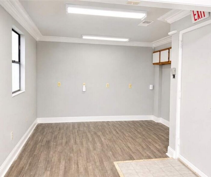 More Photos Of 208 SE Avenue 2 Ave, Atkins Office For Sale