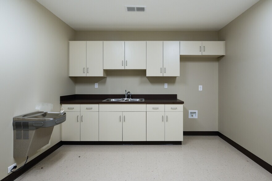 More Photos Of 720 Garvin Ln, Franklin Distribution For Lease