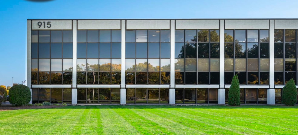More Photos Of 915 Harger Rd, Oak Brook Office For Lease