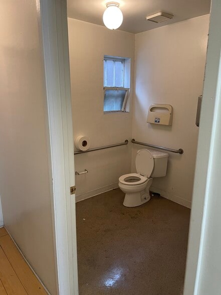 More Photos Of 601-611 W 6th St, San Pedro General Retail For Sale