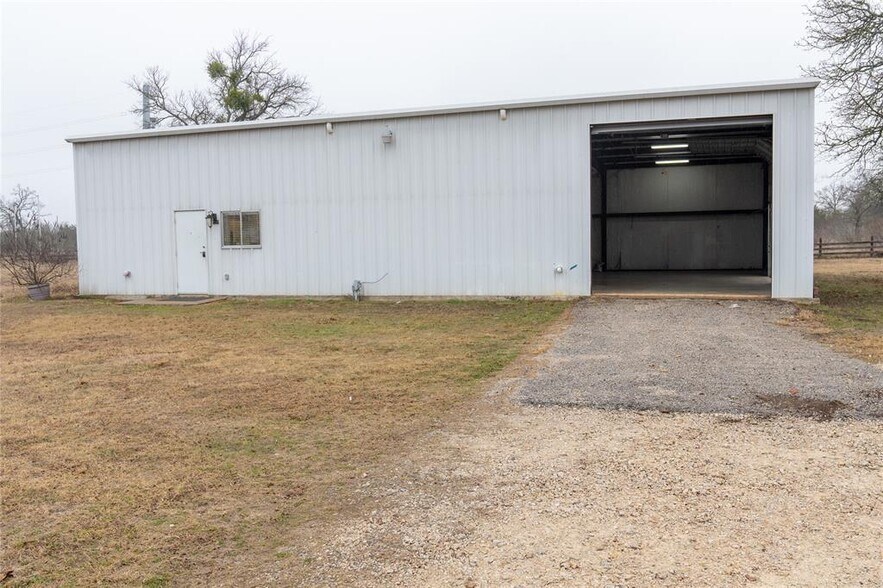 More Photos Of 6201 Acacia Dr, Leander Flex For Lease