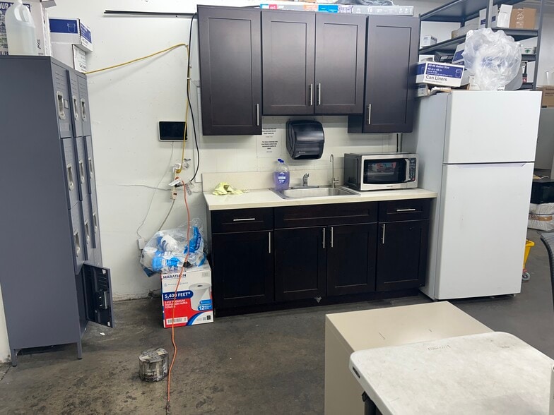 More Photos Of 1312 W Esther St, Long Beach Warehouse For Lease