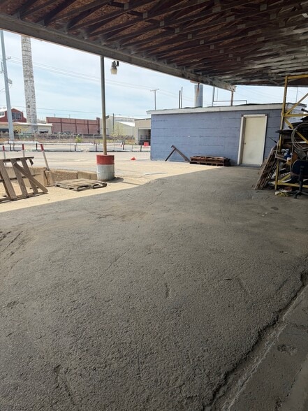 More Photos Of 510 Dresden St, Evansville Flex For Lease