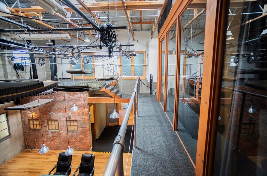 More Photos Of 8950-8956 Ellis Ave, Los Angeles Showroom For Lease