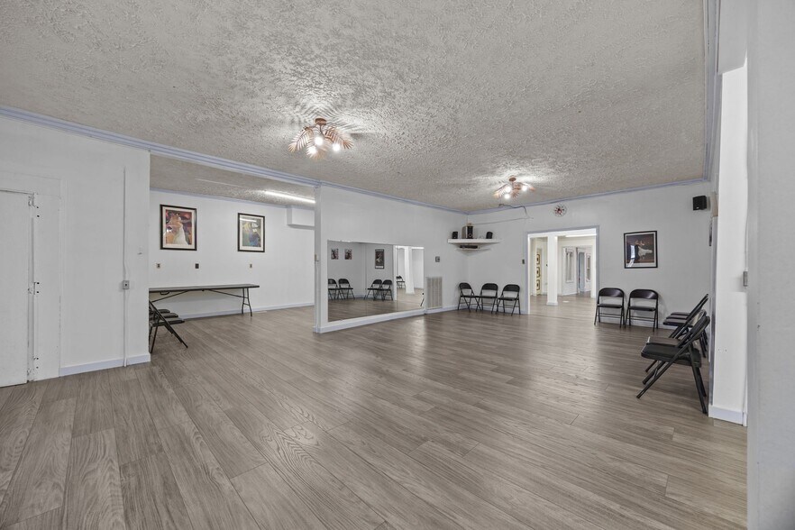 More Photos Of 1108 S Salisbury, Spencer Freestanding For Sale