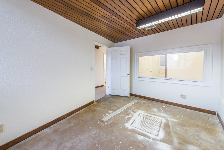 More Photos Of 415 Mountain Dr, Destin Storefront For Lease