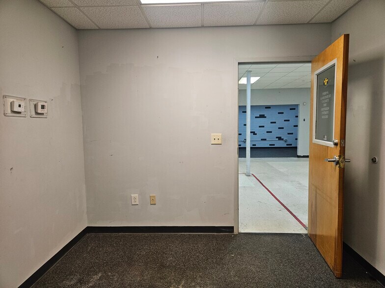 More Photos Of 952 Bragg Blvd, Fayetteville Flex For Sale