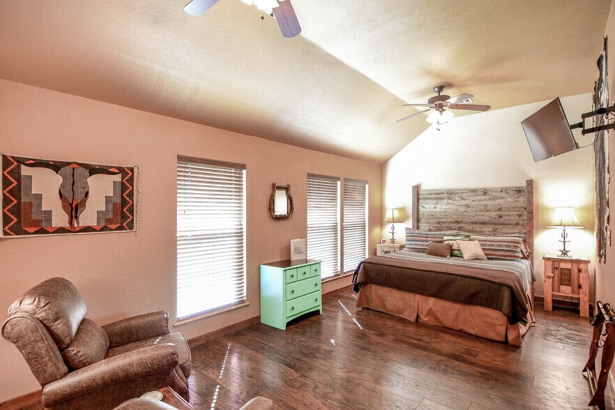 More Photos Of 512 N Travis St, Granbury Hospitality For Sale