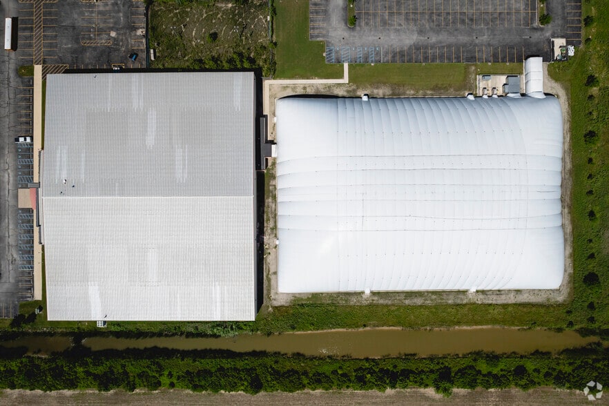 More Photos Of 10020 S Compass Dr, Rossford Health Club For Lease