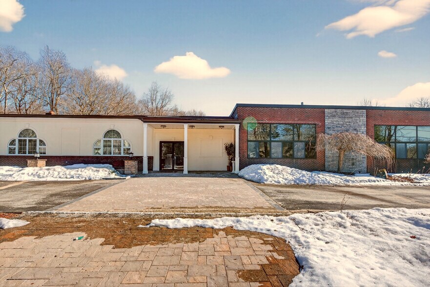 More Photos Of 1146 Spindle Hill Rd, Wolcott Freestanding For Sale