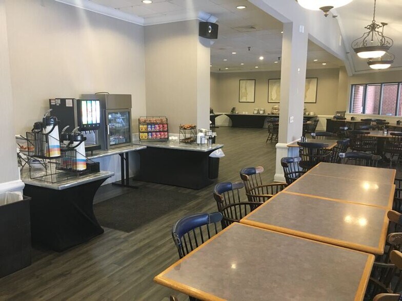 More Photos Of 101 Maritime Dr, Manitowoc Hotel For Sale