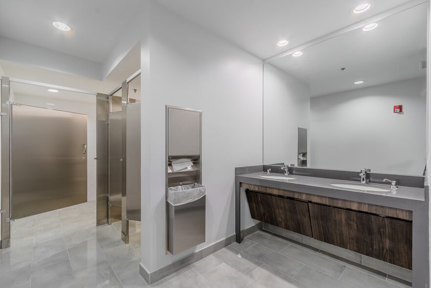 More Photos Of 10670 N Central Expy, Dallas Office For Lease