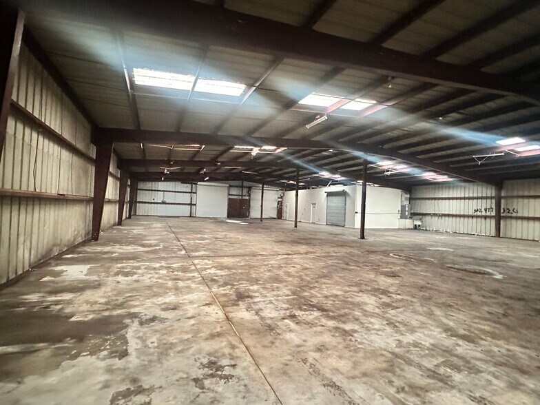More Photos Of 3876 Bengert St, Orlando Warehouse For Lease