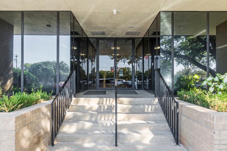 More Photos Of 4300 MacArthur Ave, Dallas Office For Lease