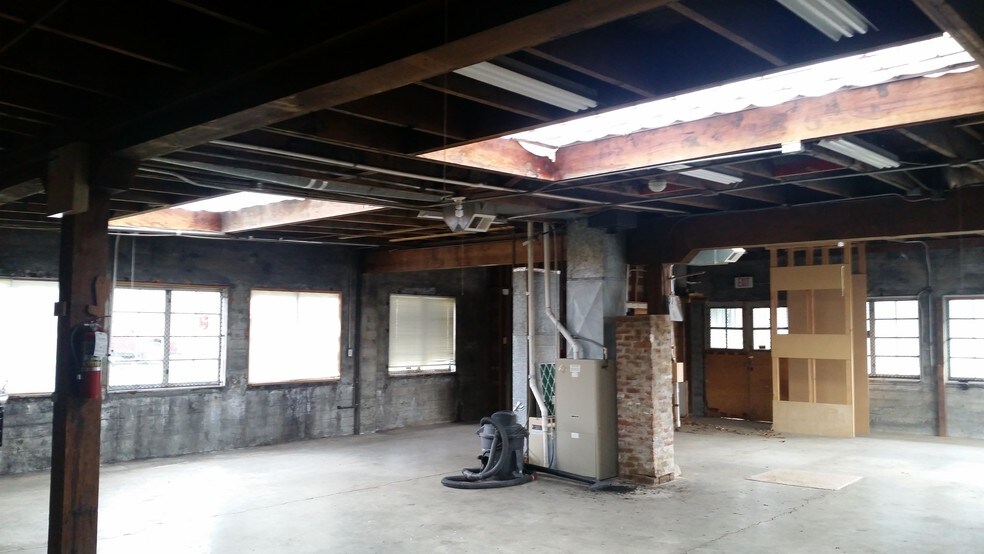 More Photos Of 5744 E Burnside St, Portland Flex For Sale