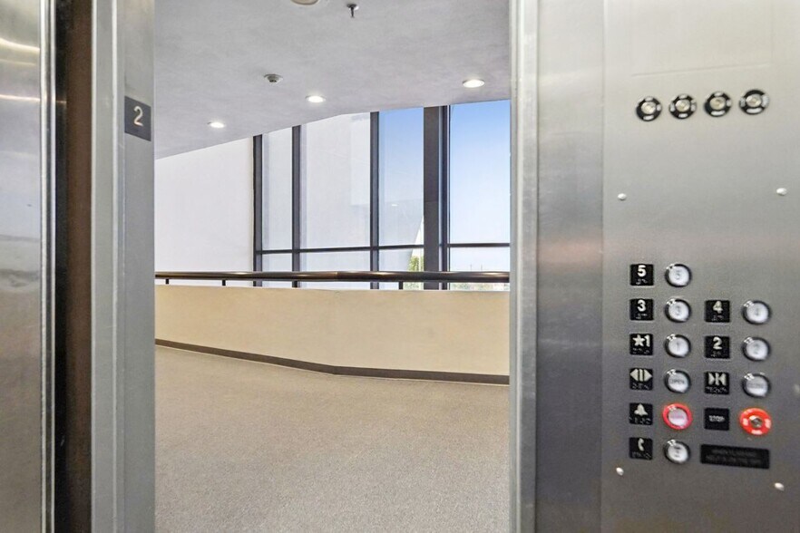 More Photos Of 1800 Teague Dr, Sherman Office For Sale