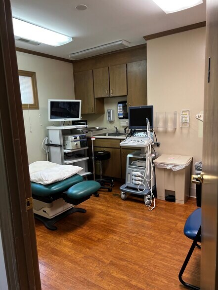 More Photos Of 89 Hospital Dr, Brevard Medical For Lease