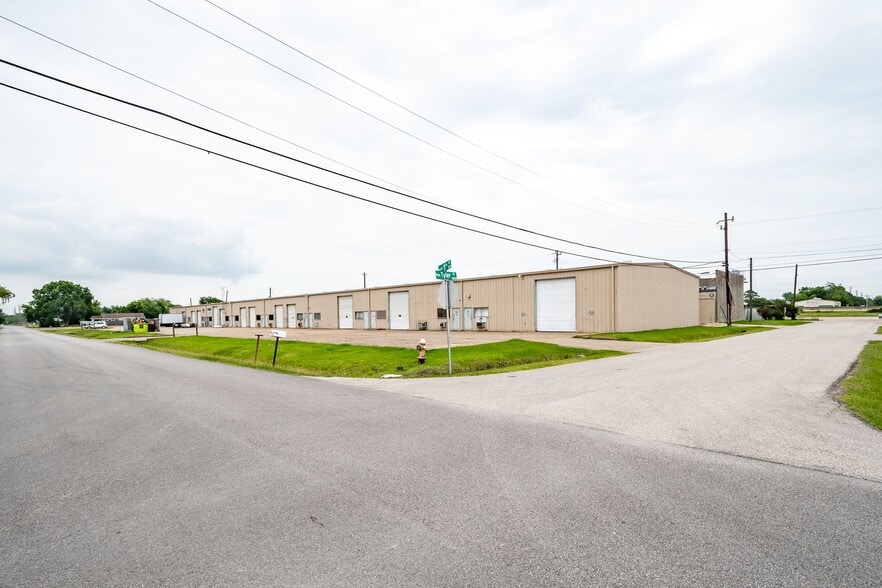 More Photos Of 400 N 11th St, La Porte Unknown For Lease