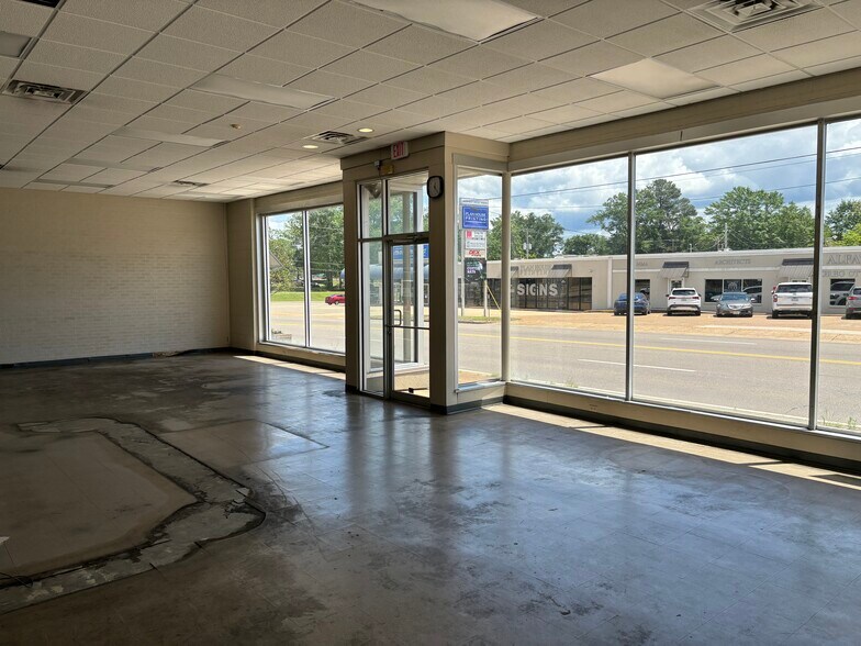 More Photos Of 620 W Main St, Tupelo Freestanding For Sale