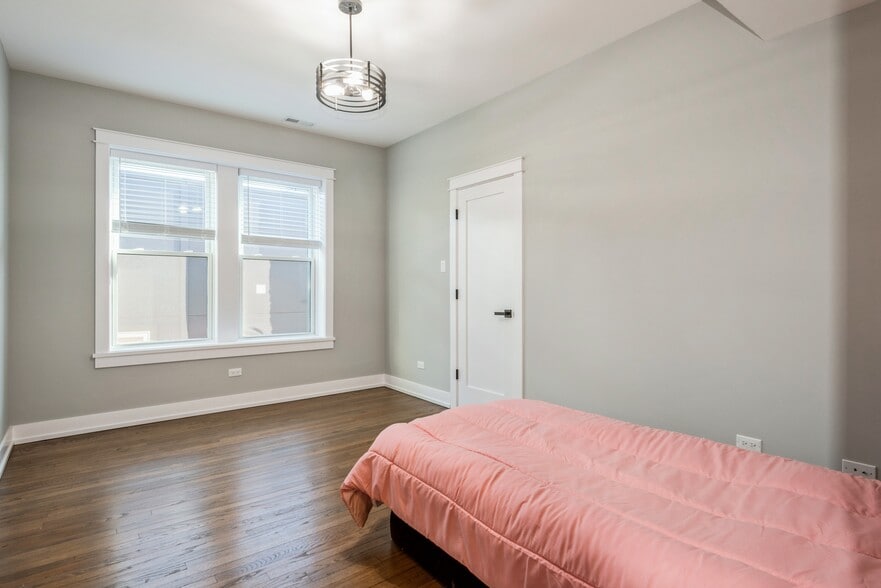 More Photos Of 1535 W Estes Ave, Chicago Multifamily For Sale