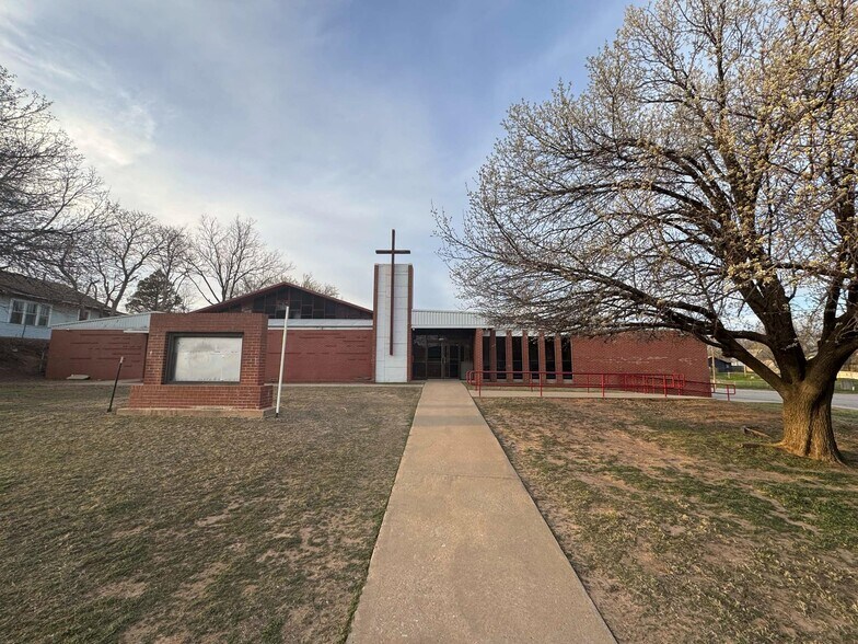 Primary Photo Of 1810 E Broadway Ave, Enid Flex For Sale