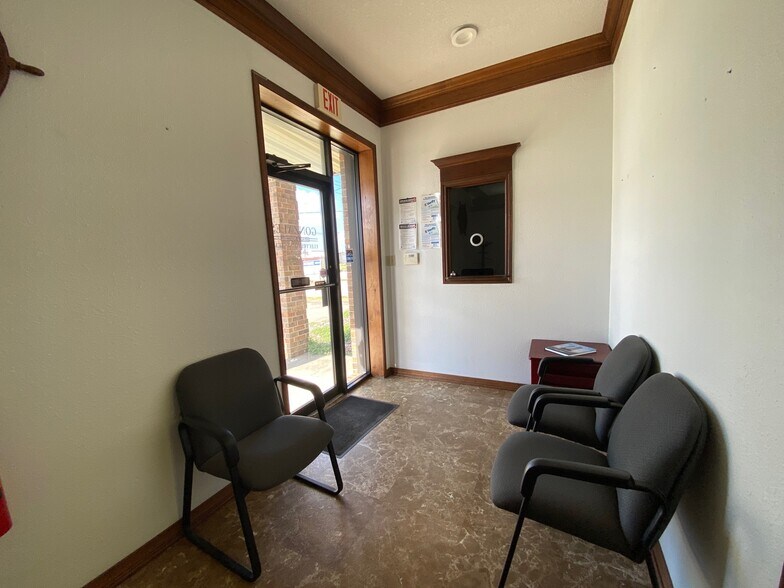 More Photos Of 4950 Washington Blvd, Beaumont Light Manufacturing For Sale