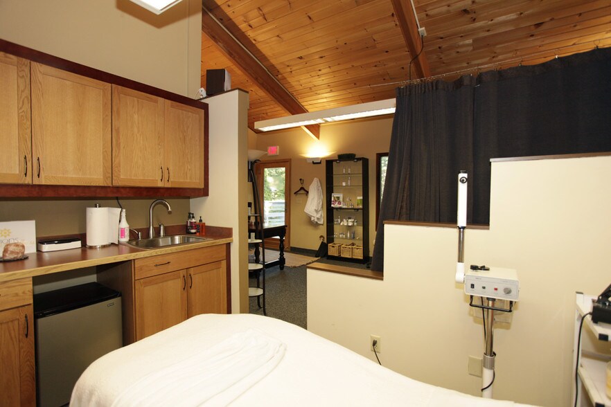 More Photos Of 3701 Shoreline Dr, Orono Coworking Space