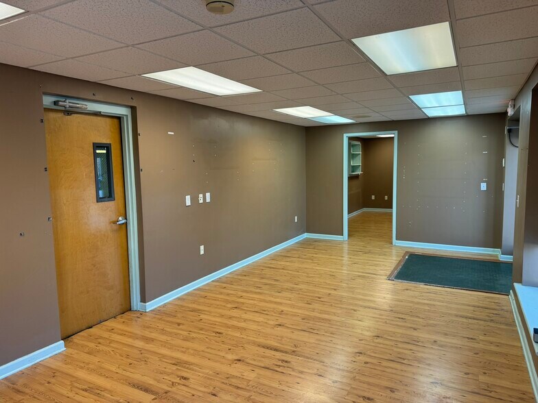 More Photos Of 1212 Battleground Ave, Greensboro Freestanding For Lease