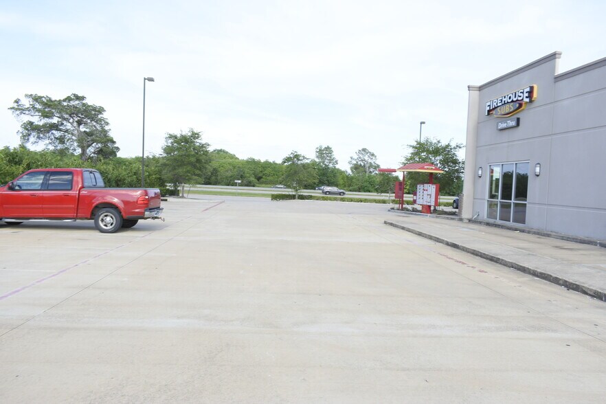 More Photos Of 253 N Bypass 35, Alvin Storefront For Lease