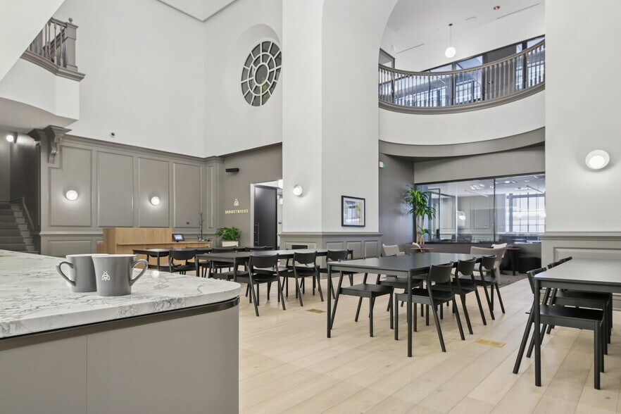 More Photos Of 33 N LaSalle St, Chicago Coworking Space