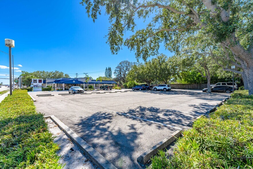 More Photos Of 7458 N Tamiami Trl, Sarasota Medical For Sale